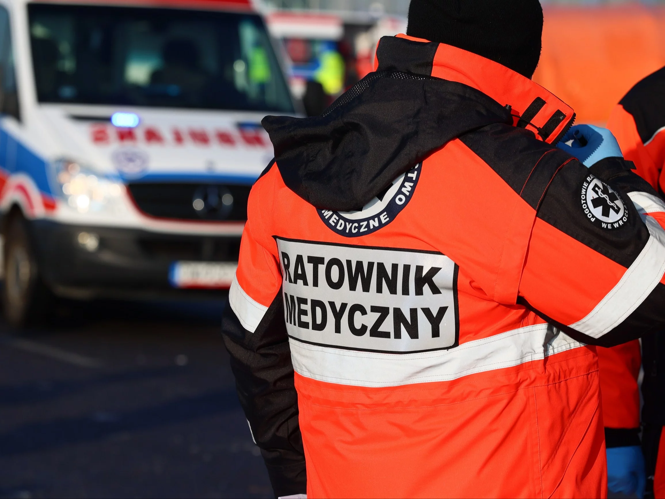 Ratownik medyczny na tle karetki, zdjęcie ilustracyjne