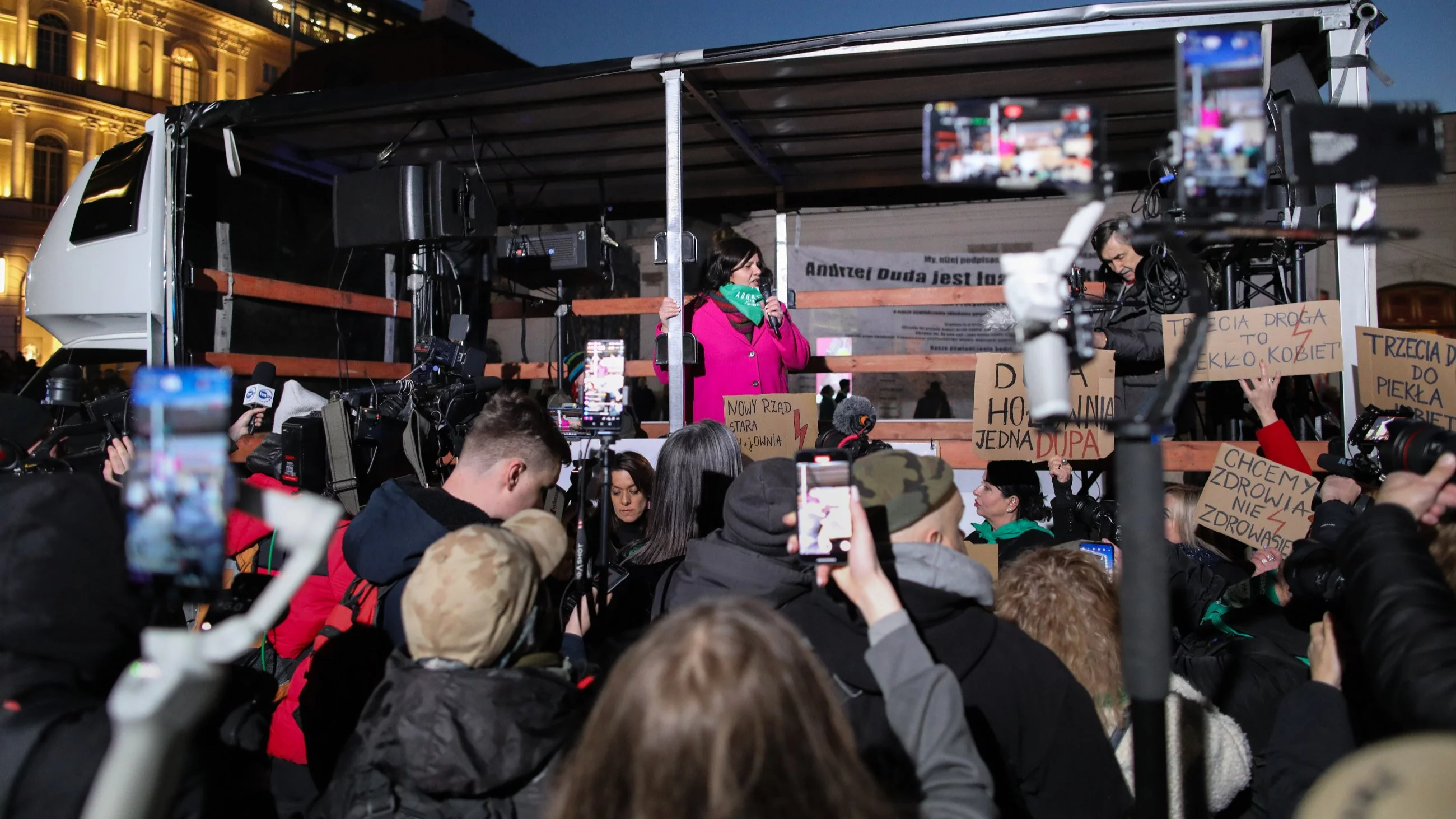 Protest kobiet przed Pałacem Prezydenckim