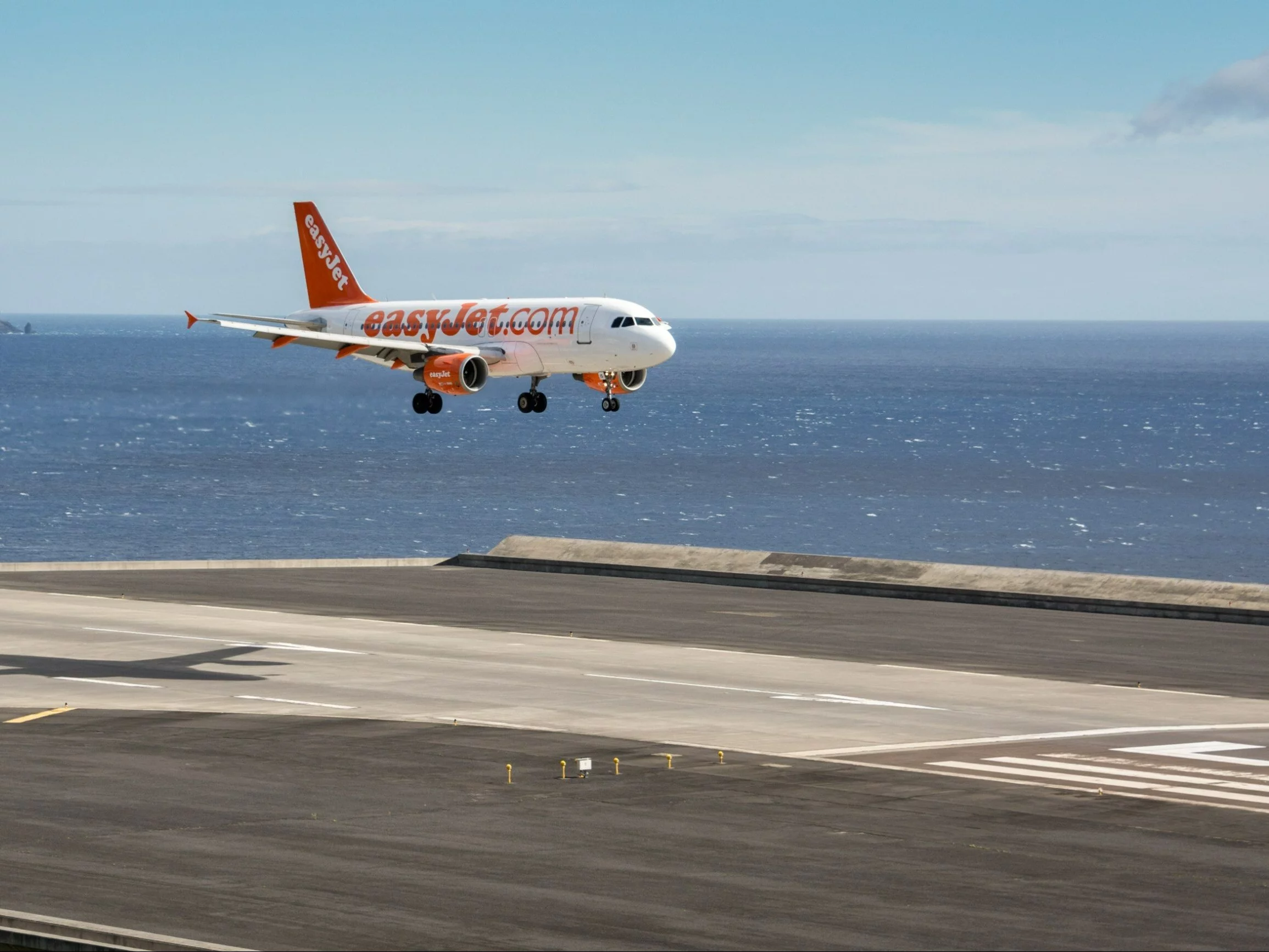 Samolot easyJet na lotnisku na Maderze