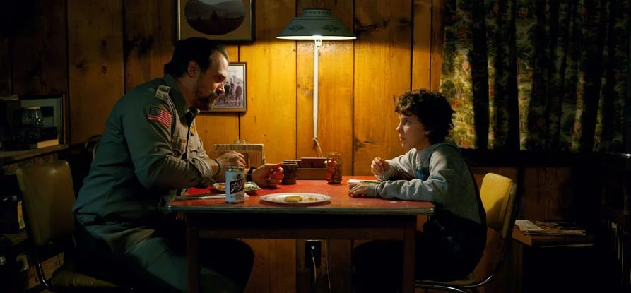 Kadr ze "Stranger Things". Millie Bobby Brown i David Harbour
