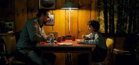 Kadr ze &quot;Stranger Things&quot;. Millie Bobby Brown i David Harbour