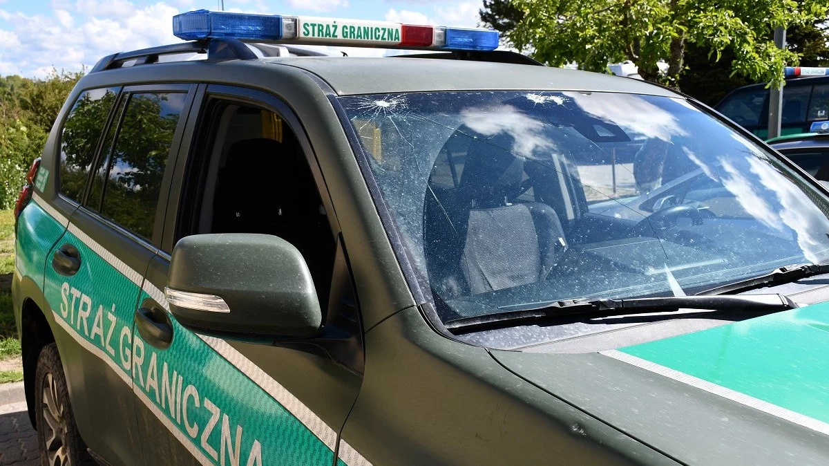 Uszkodzona szyba w pojeździe Straży Granicznej z weekendu