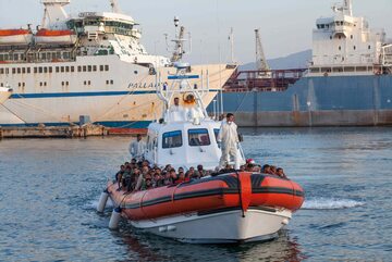 Straż przybrzeżna ratująca migrantów, zdj. ilustracyjne