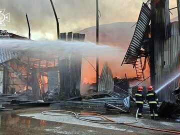 Strażacy gaszą pożar po porannym ostrzale Lwowa