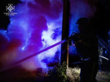 Strażacy gaszą pożar po rosyjskim ostrzale