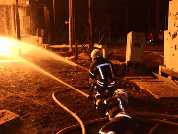 Strażacy gaszą pożar w Charkowie