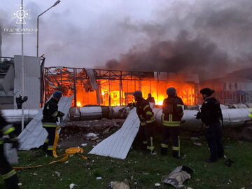 Strażacy gaszą pożar w miejscu uderzenia rosyjskiej rakiety w Zaporożu