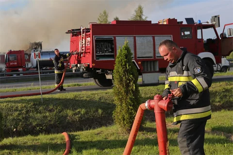 Strażacy interweniowali ok. 100 razy (fot. PAP/Rafał Guz)