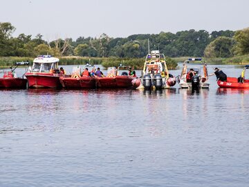 Strażacy podczas dalszych połowów martwych ryb na rzece Odrze w Szczecinie