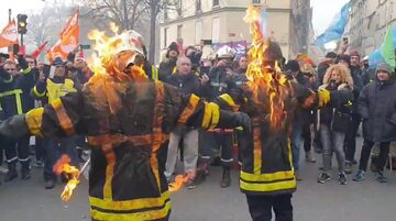 Strażacy protestują z podpalonymi mundurami