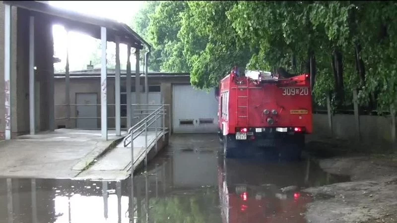 Strażacy odpompowują wodę z zalanego terenu