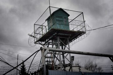 Strażnica w rosyjskiej kolonii karnej, zdjęcie ilustracyjne