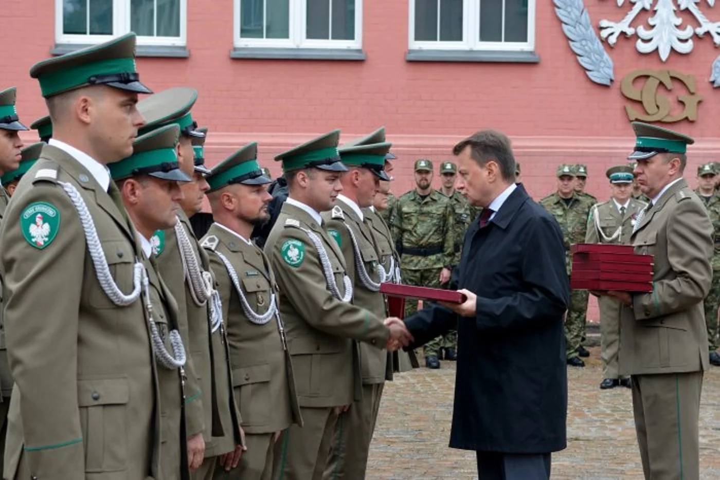 Minister Mariusz Błaszczak wręcza nagrody funkcjonariuszom SG