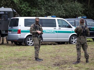 Strażnicy graniczni i żołnierze blokujący przejście migrantom na granicy polsko-białoruskiej