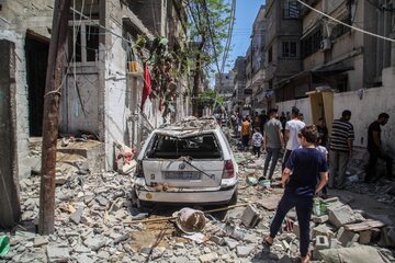 Strefa Gazy. Palestyńczycy na zbombardowanej ulicy, maj 2021 r.