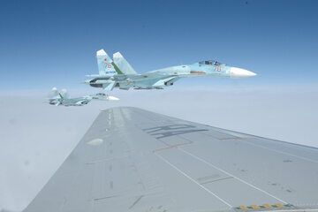 Su-27 eskortujący samolot w trakcie ćwiczeń