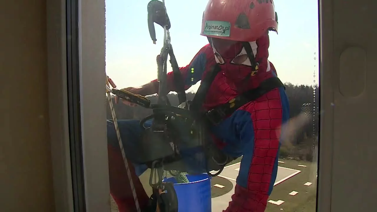 Superbohaterowie myli okna w szpitalu