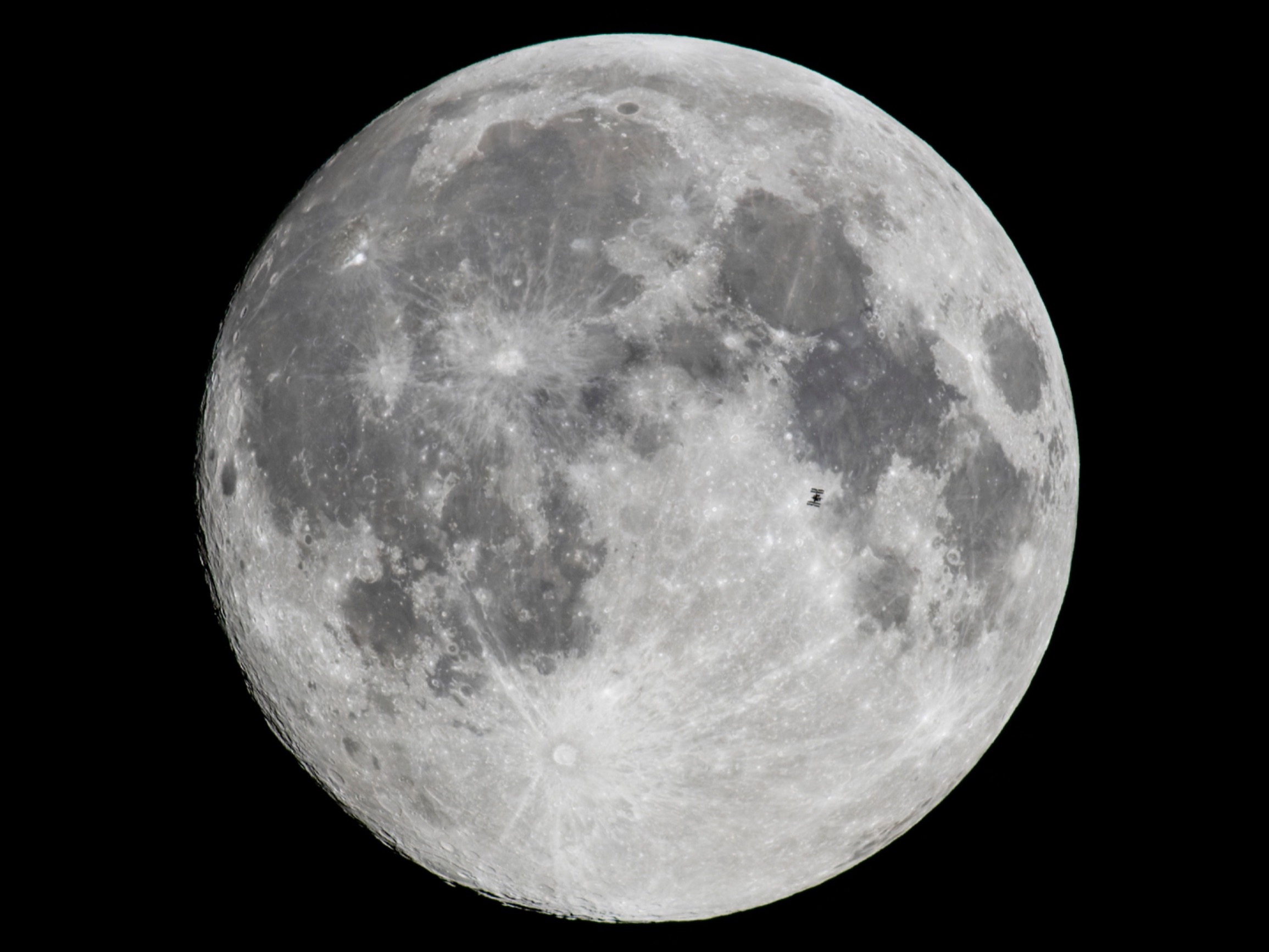 Superpełnia Księżyca nad Polską. Widać ją będzie gołym okiem