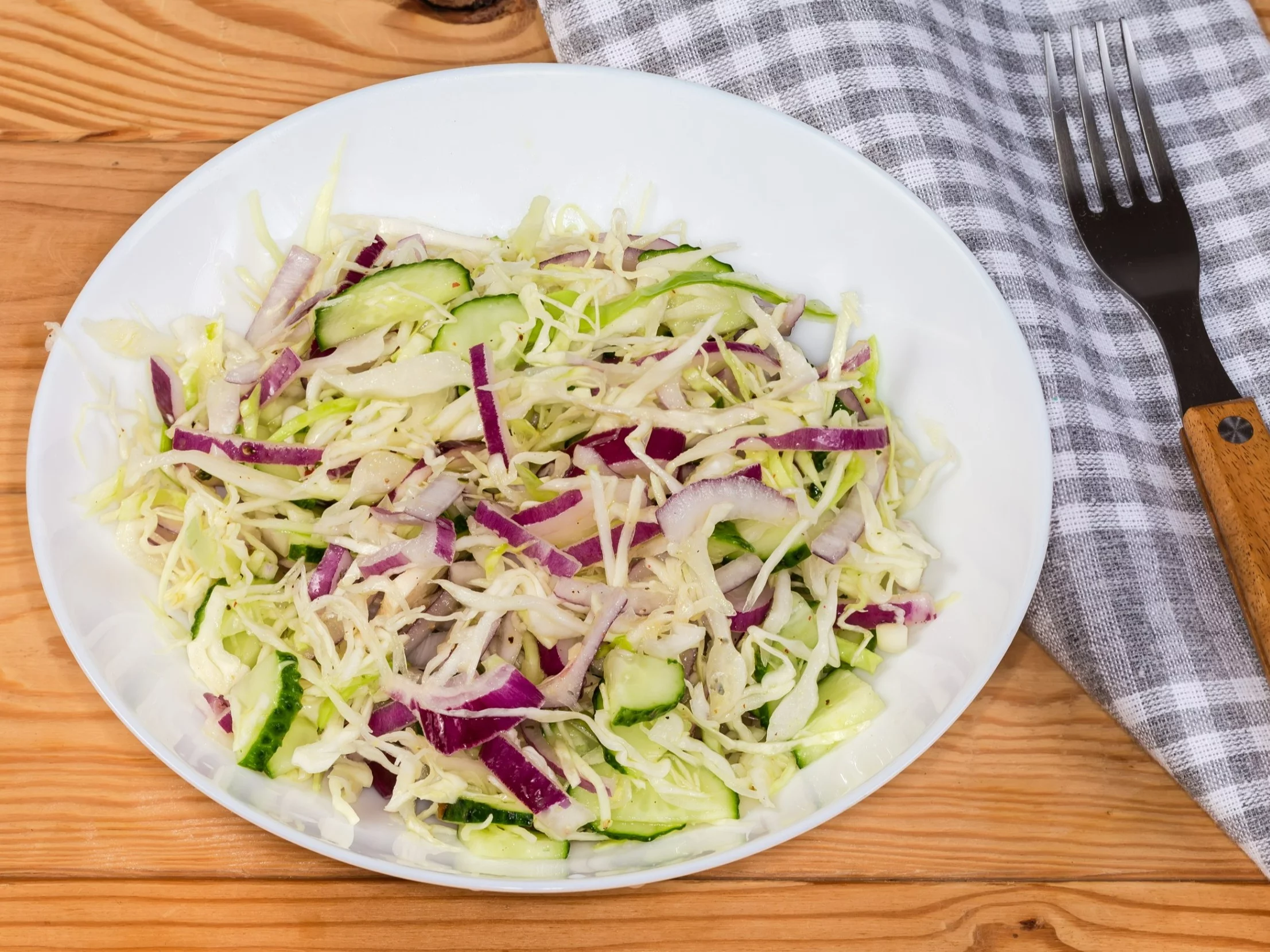 Surówka z białej kapusty z czerwoną cebulą