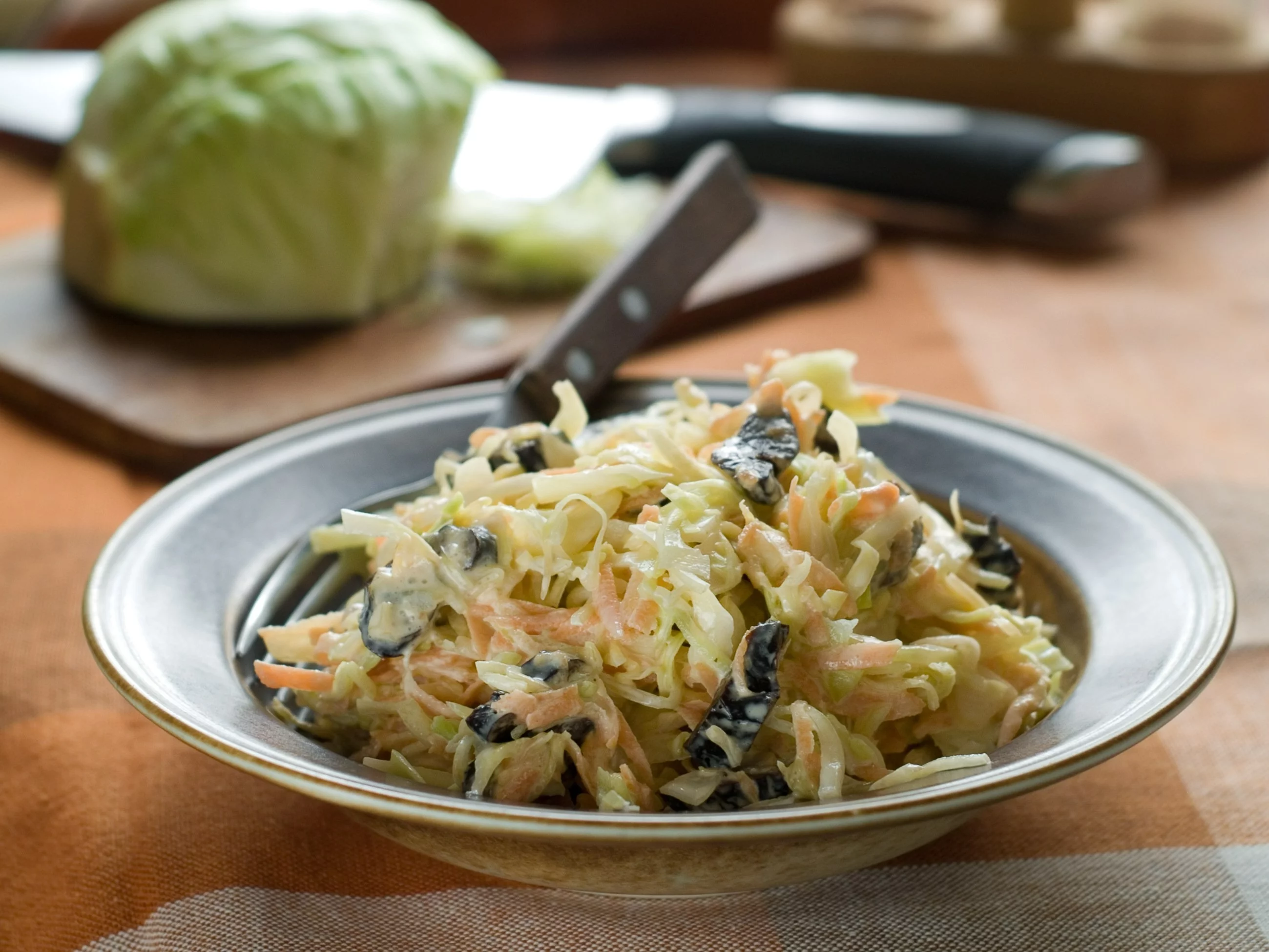 Surówka z kapusty z suszonymi śliwkami