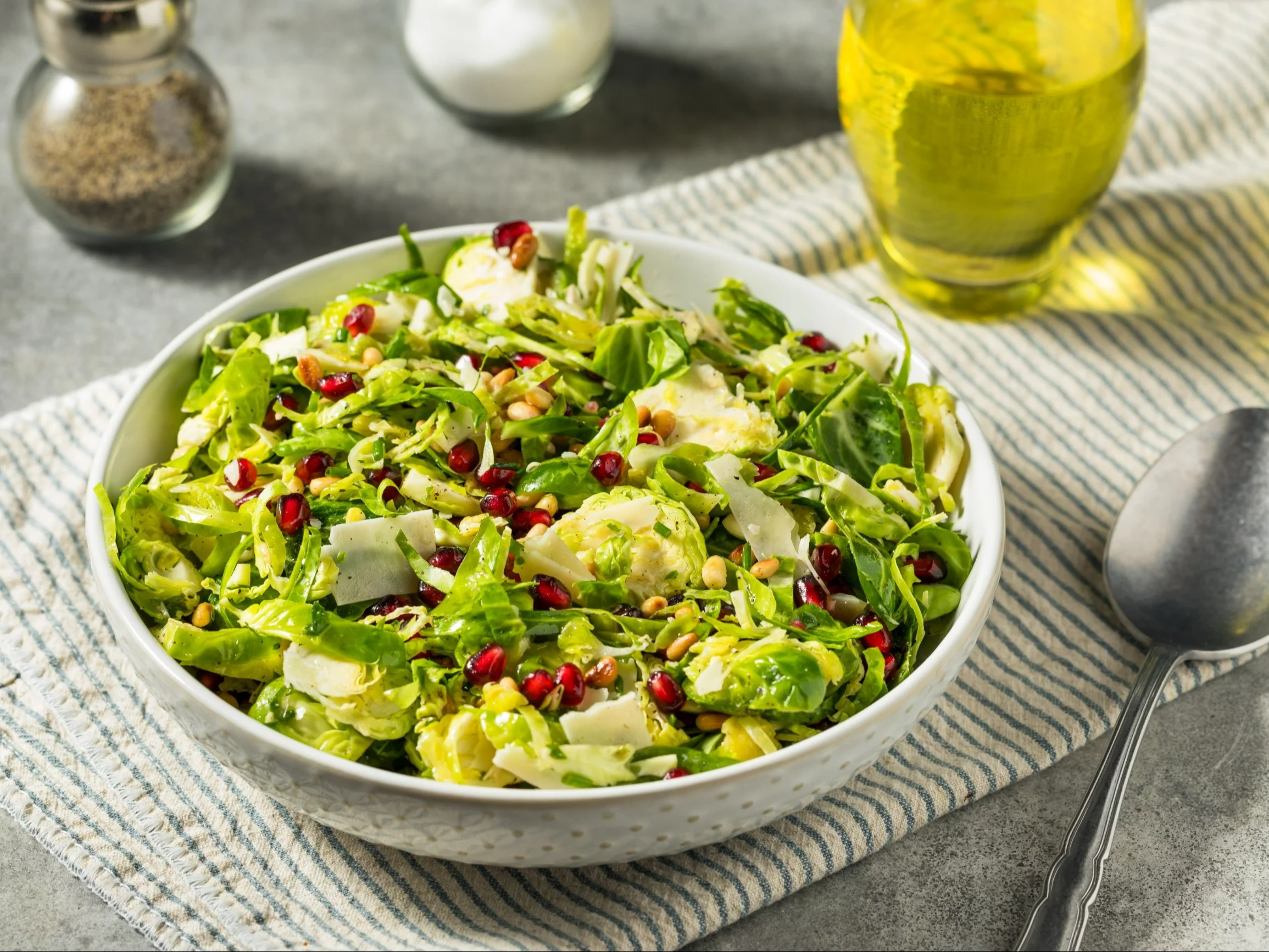 Surówka z brukselki z granatem i serem