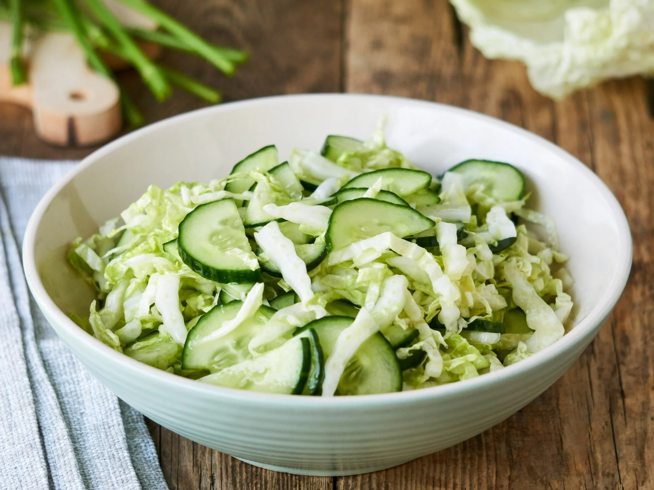 Surówka z kapusty pekińskiej i ogórka
