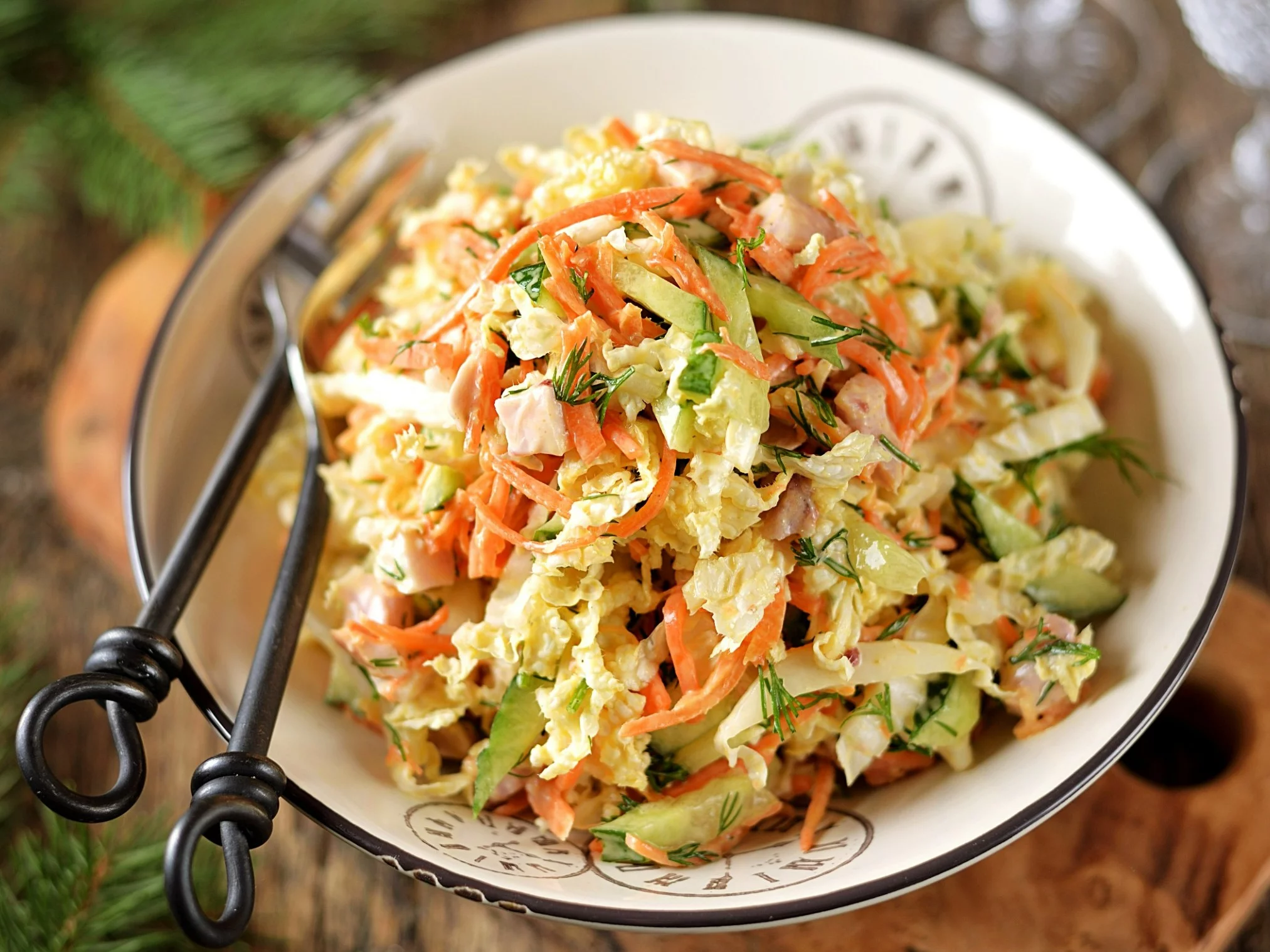 Surówka z kapusty pekińskiej, ogórka i marchewki