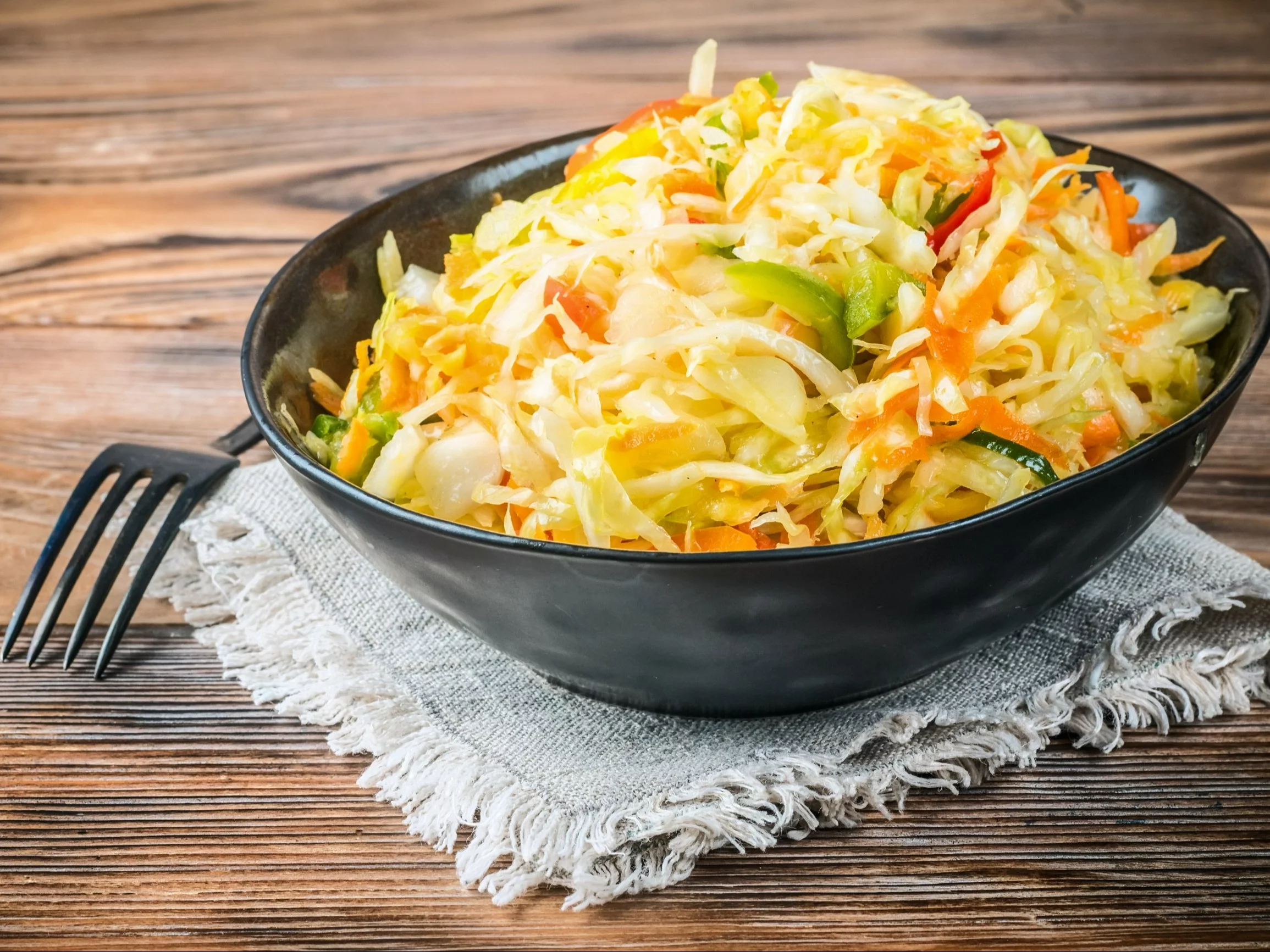 Surówka z kiszonej kapusty z ogórkiem i papryką