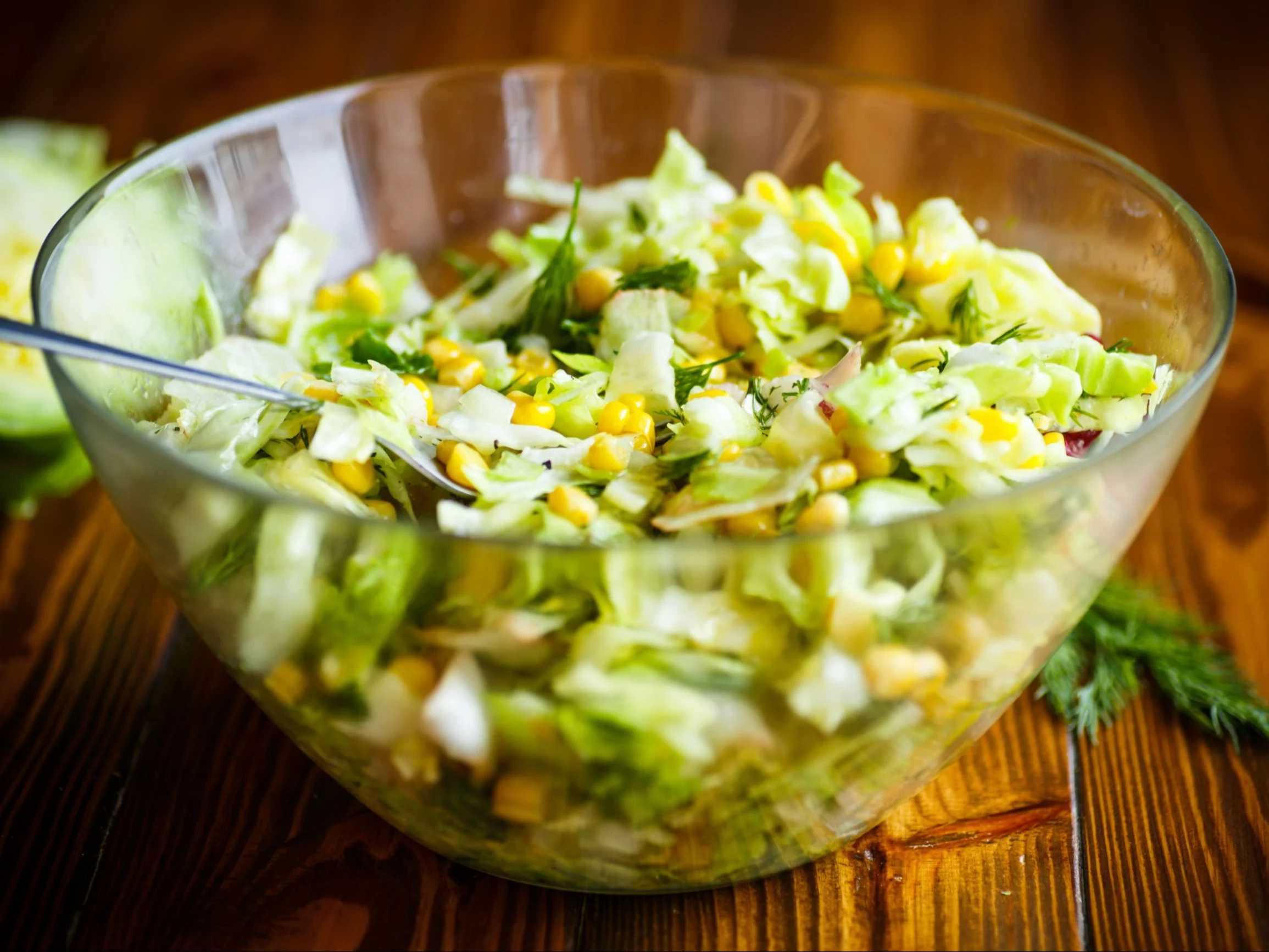 Surówka z młodej kapusty, ogórka i kukurydzy