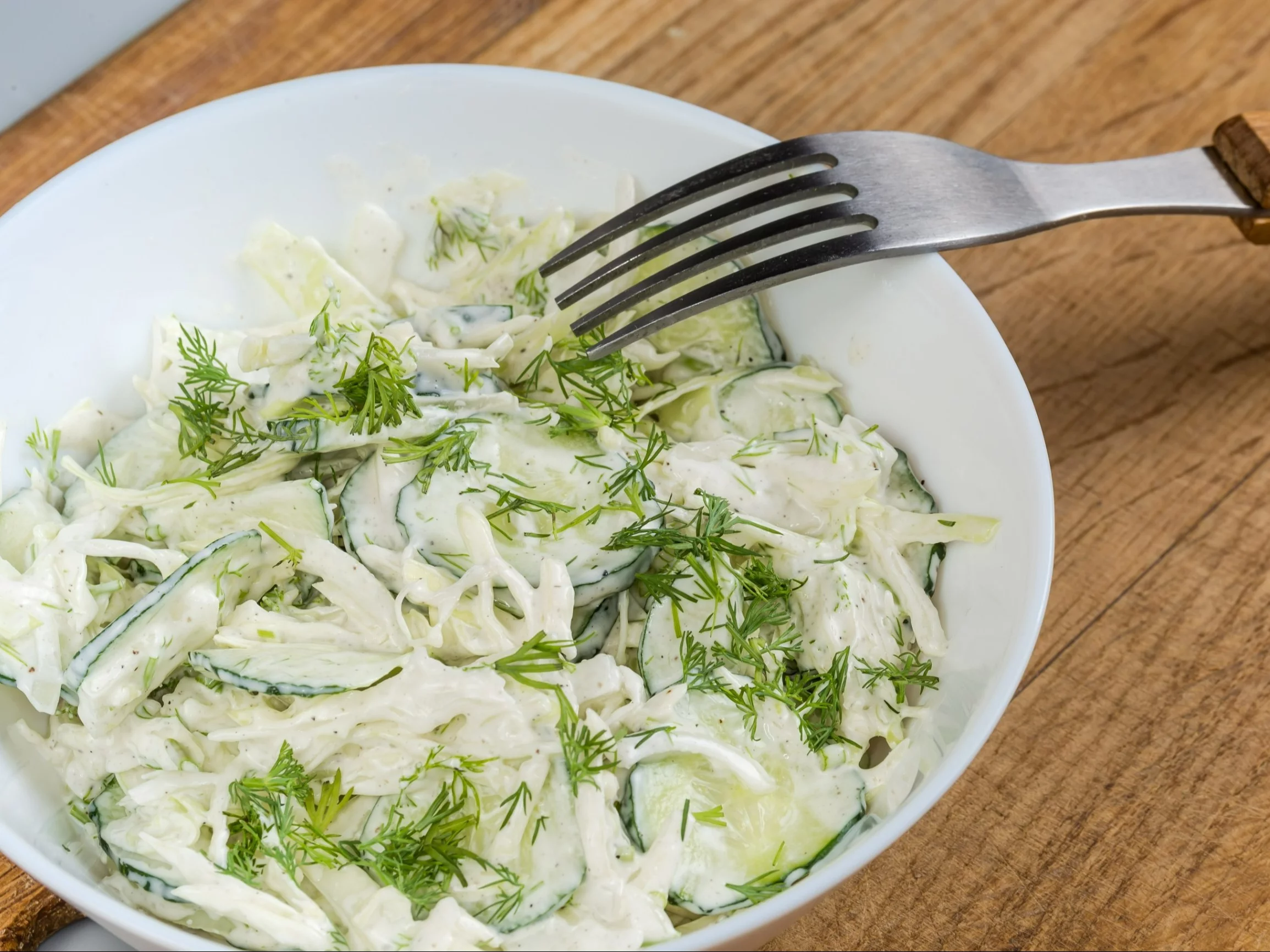 Surówka z młodej kapusty z ogórkiem i koperkiem