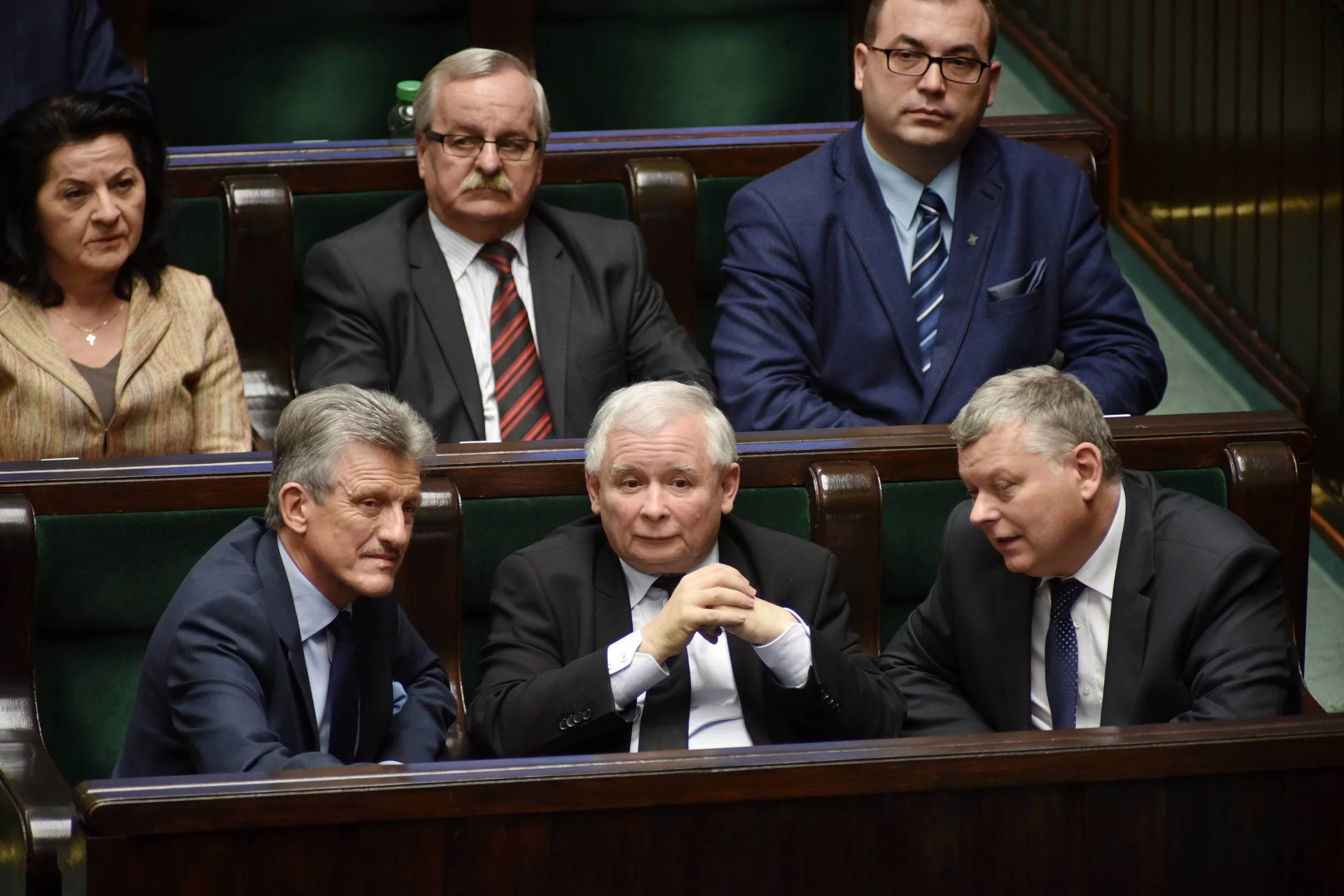 W pierwszym rzędzie: Stanisław Piotrowicz, Jarosław Kaczyński, Marek Suski