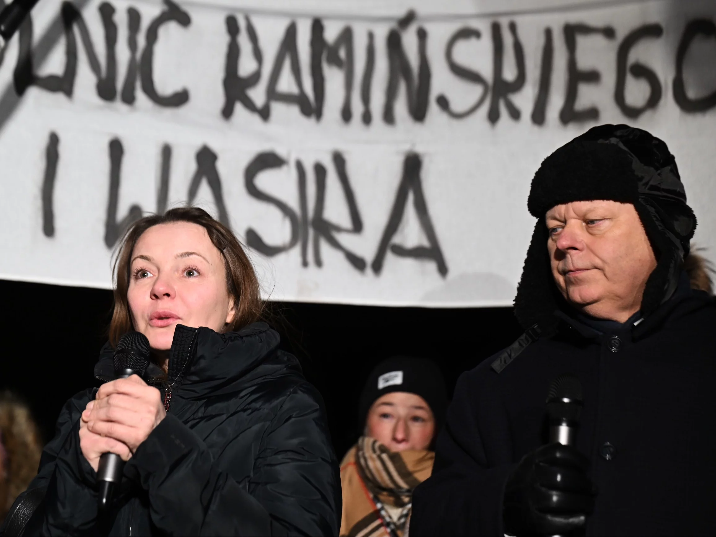 Żona Mariusza Kamińskiego Barbara Kamińska (L) oraz poseł PiS Marek Suski (P) wśród uczestników manifestacji przed Aresztem Śledczym w Radomiu