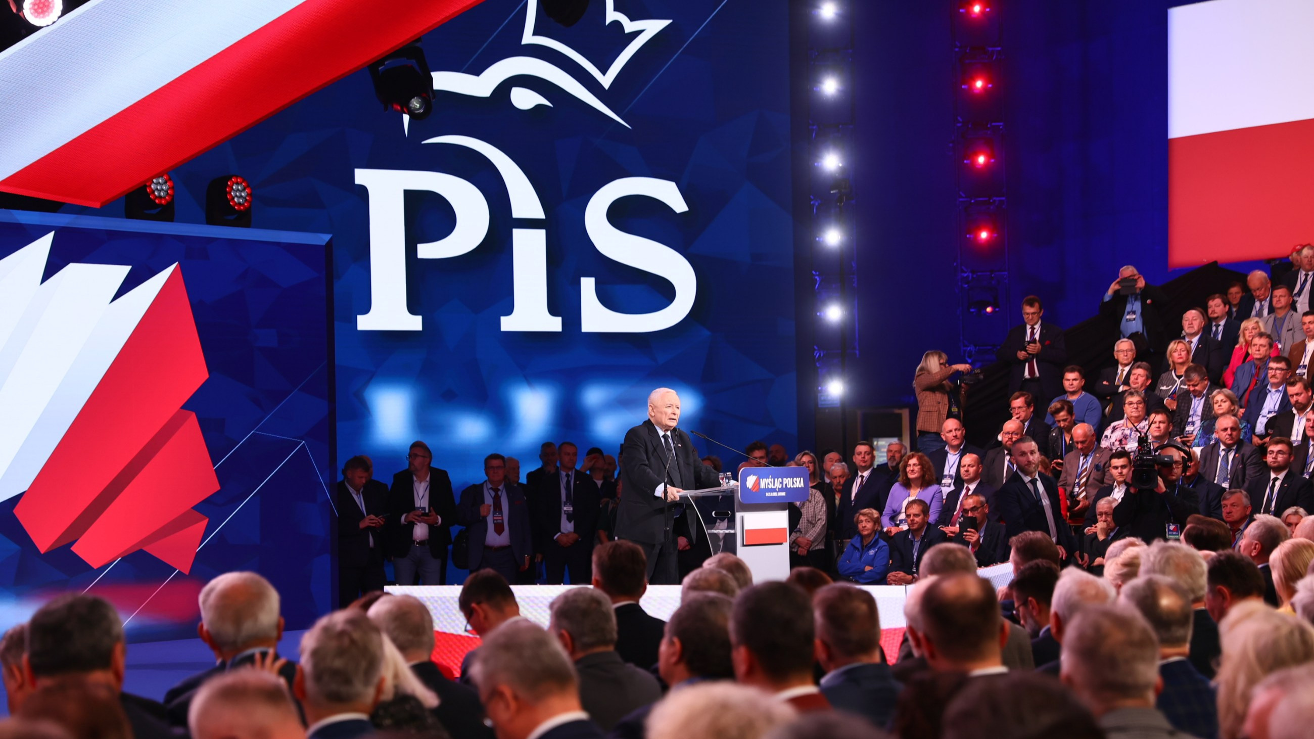 Suto zakrapiana impreza po kongresie PiS. Naruszono zakaz Kaczyńskiego