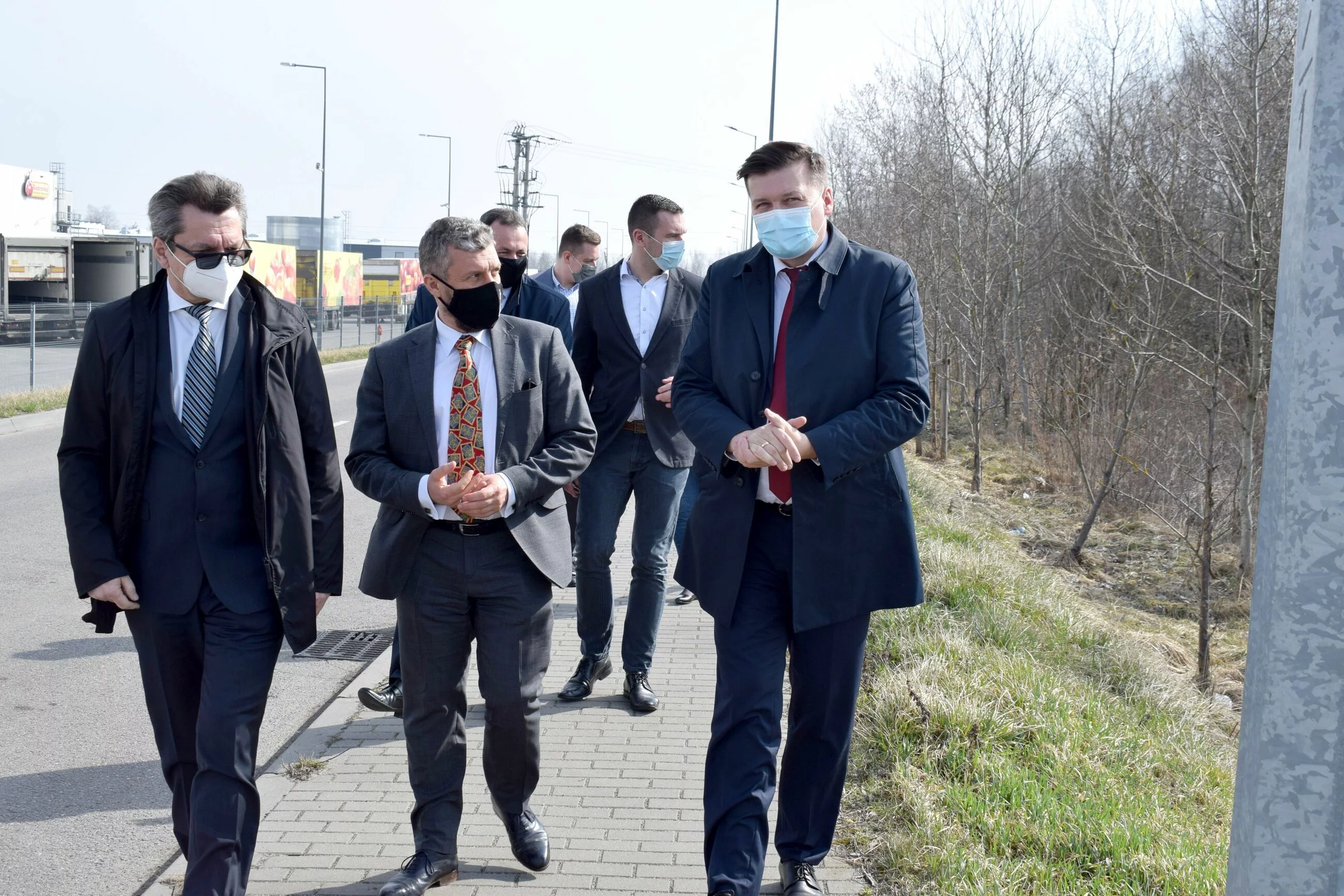 Wizyta na terenie przyszłej inwestycji (od lewej w pierwszym rzędzie: Krzysztof Witoń, Tomasz Nasiłowski, Krzysztof Paśnik)