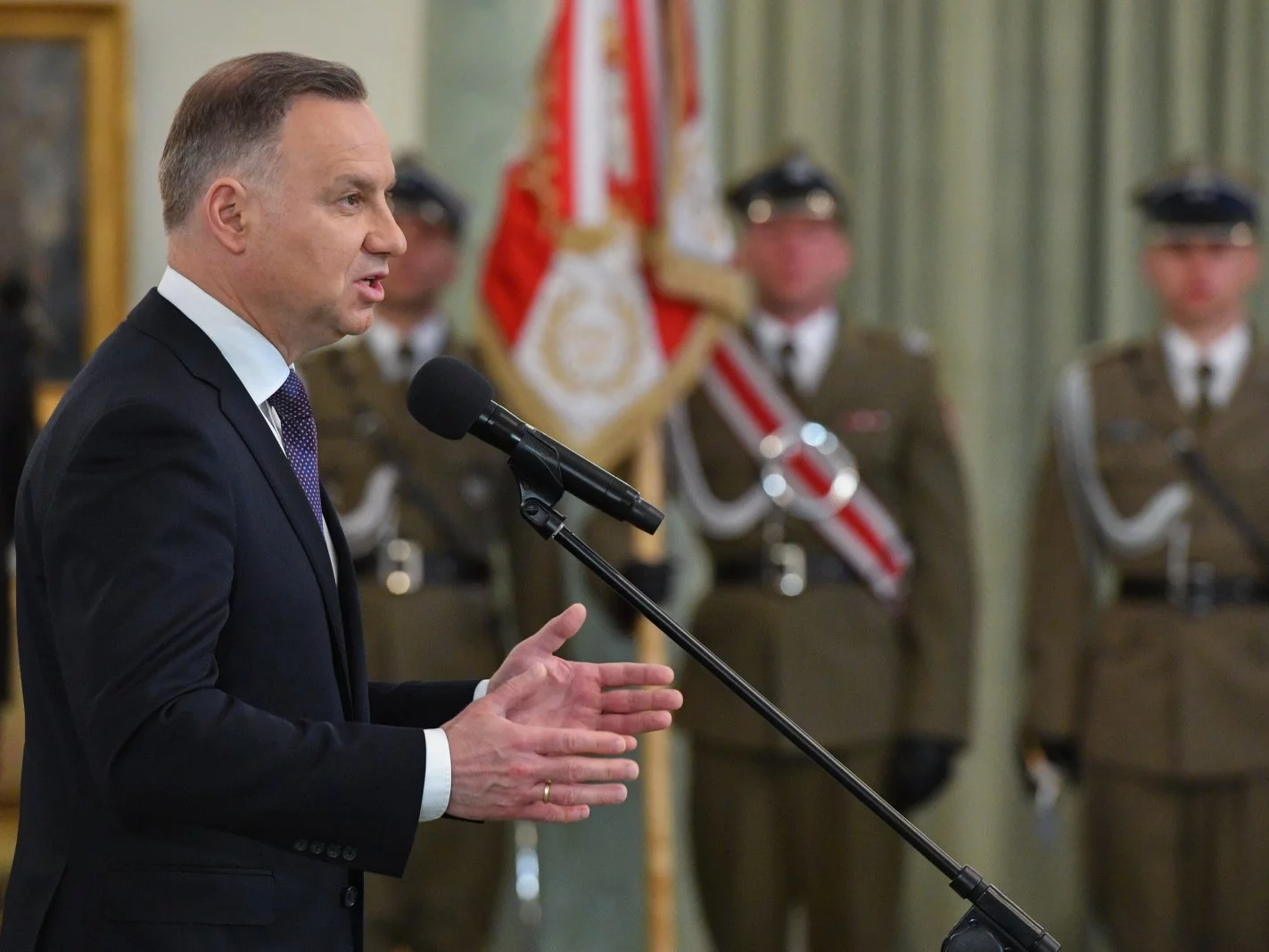 Prezydent Andrzej podczas uroczystości wręczenia nominacji generalskich oraz admiralskiej oficerom Wojska Polskiego, 3 maja