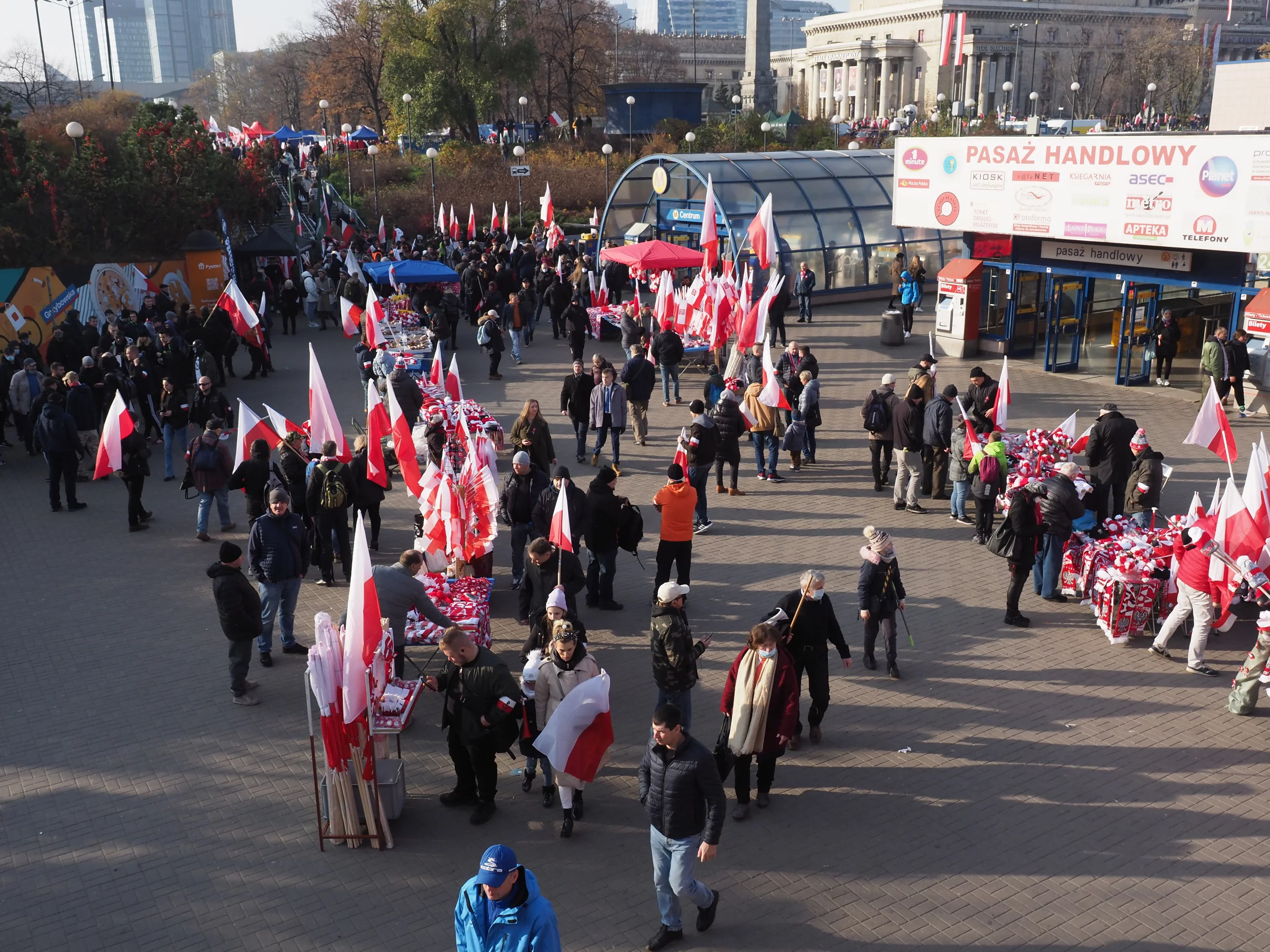 Tłum ludzi z flagami nardowymi