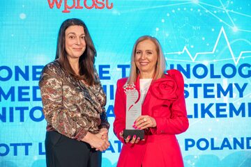 Sylwia Borowska-Kurek odbiera nagrodę w imieniu firmy Abbott