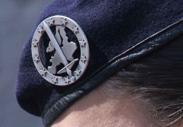 Symbol Eurokorpusu na wojskowym berecie