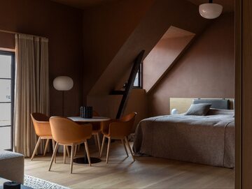 Sypialnia na poddaszu w ciepłych, otulających kolorach
