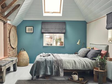Sypialnia z kolorową ścianą