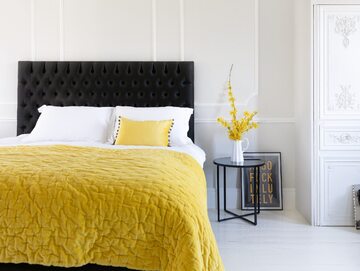 Sypialnia z żółtą narzutą