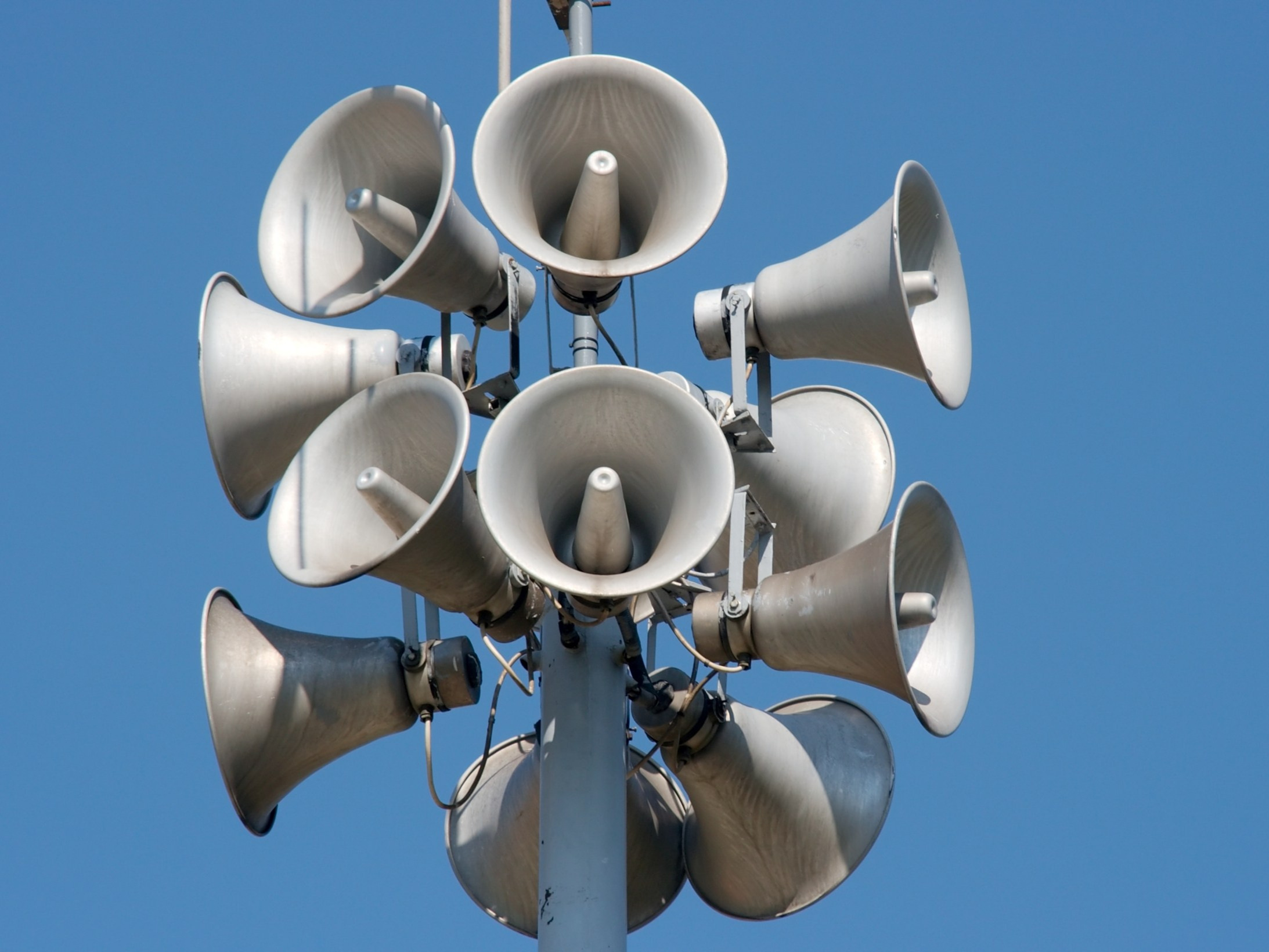 Syreny alarmowe wydają ten dźwięk przez trzy minuty. Oto co oznaczają