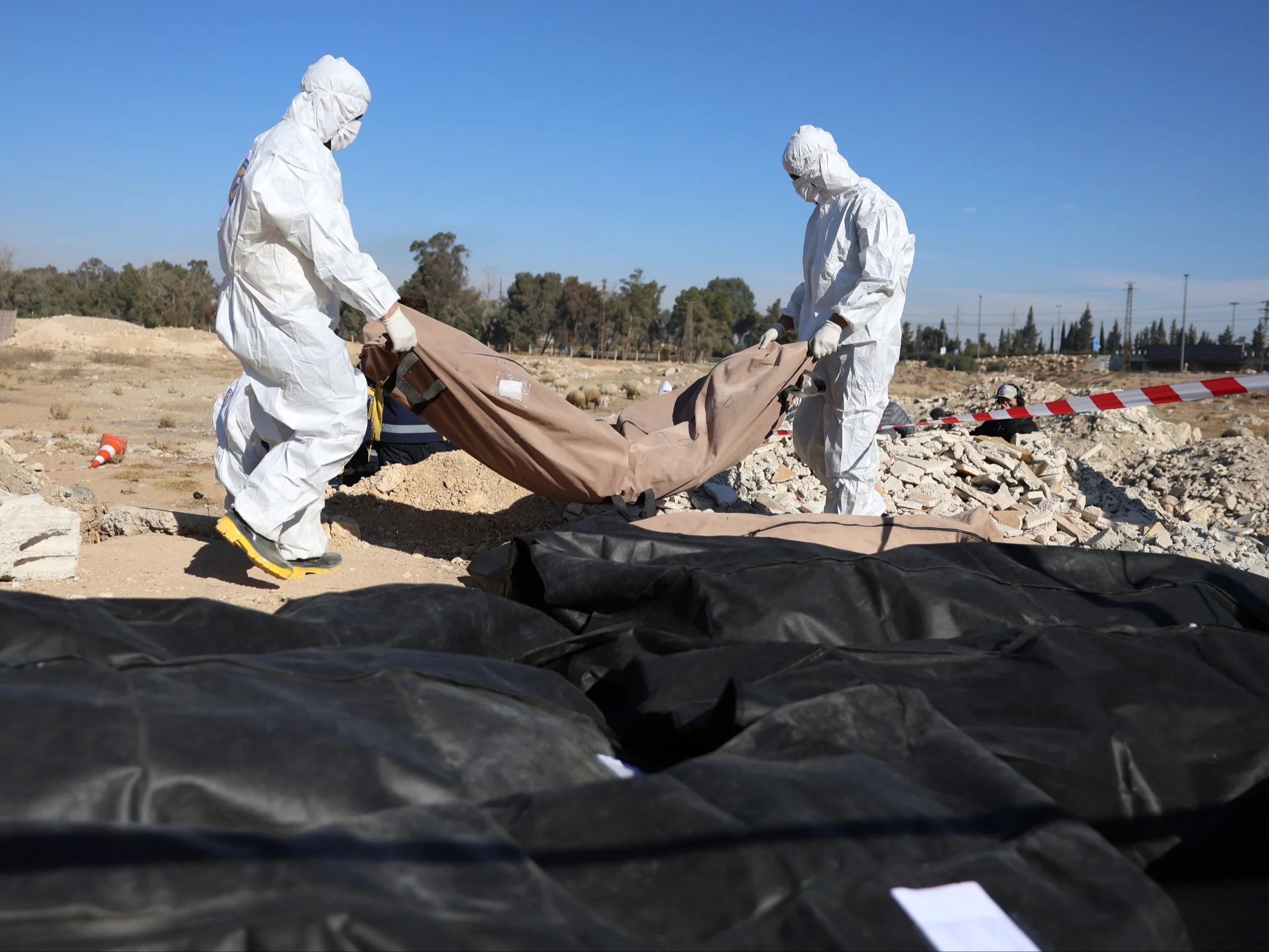 Syria. Ciała i ludzkie szczątki znalezione wzdłuż drogi prowadzącej na lotnisko w Damaszku