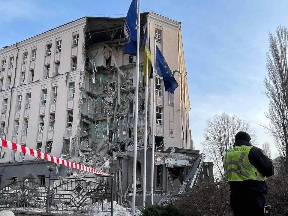 Zniszczony budynek hotelu w Kijowie