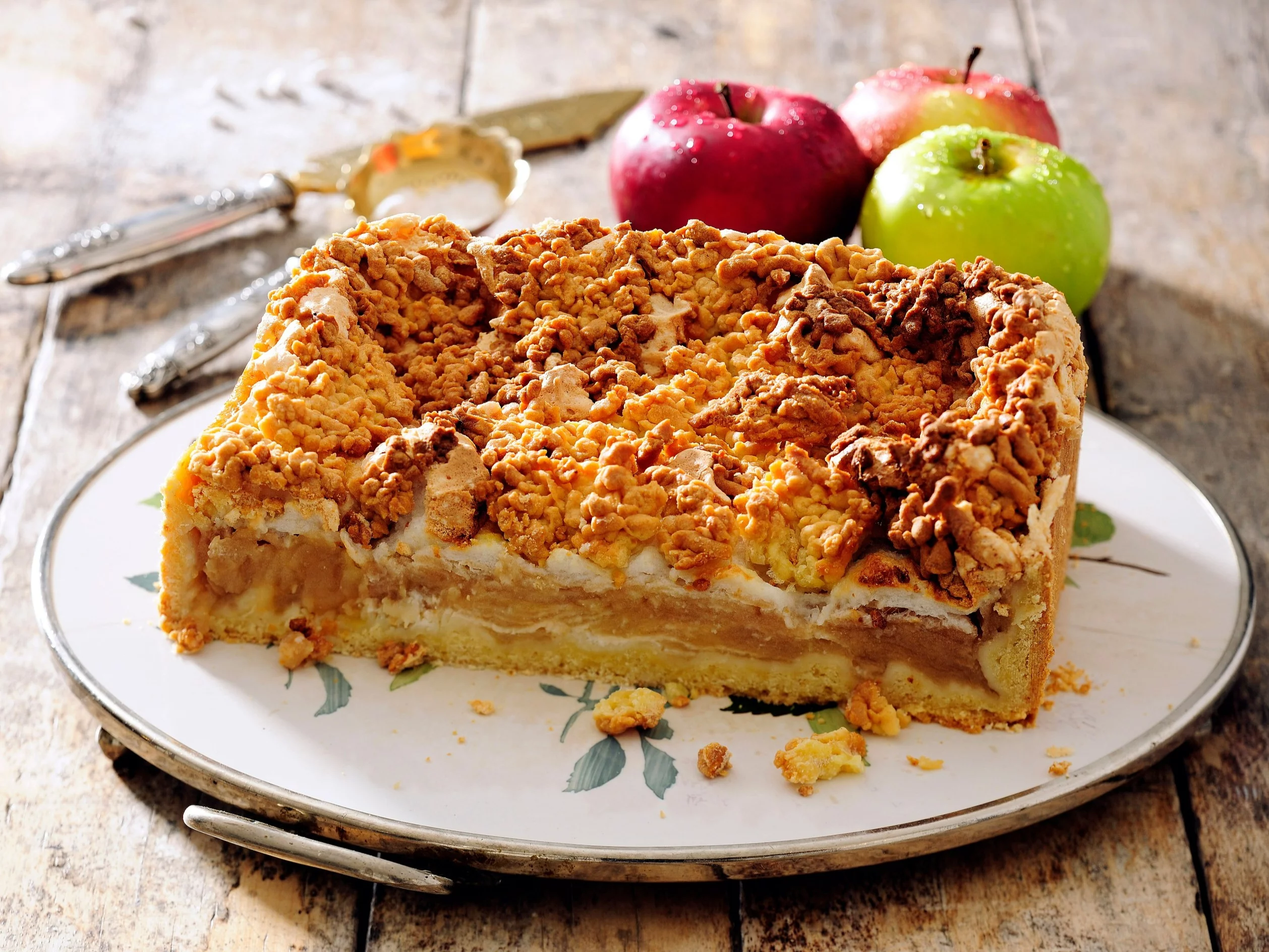 Szarlotka z orzechową kruszonką