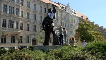 Szczecin. Pomnik w koszulce z napisem "Konstytucja"