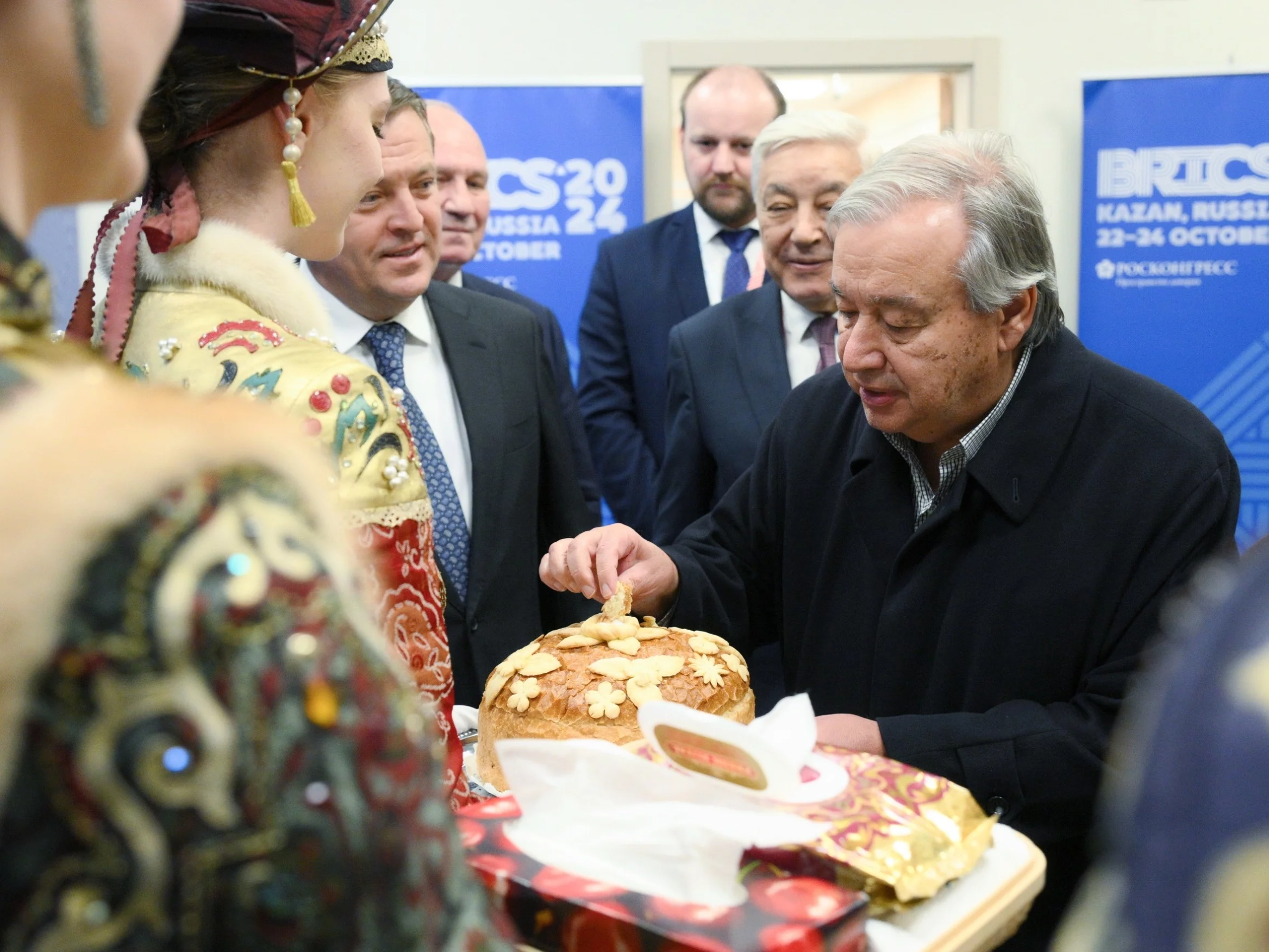 Sekretarz generalny ONZ Antonio Guterres witany na lotnisku w Kazaniu