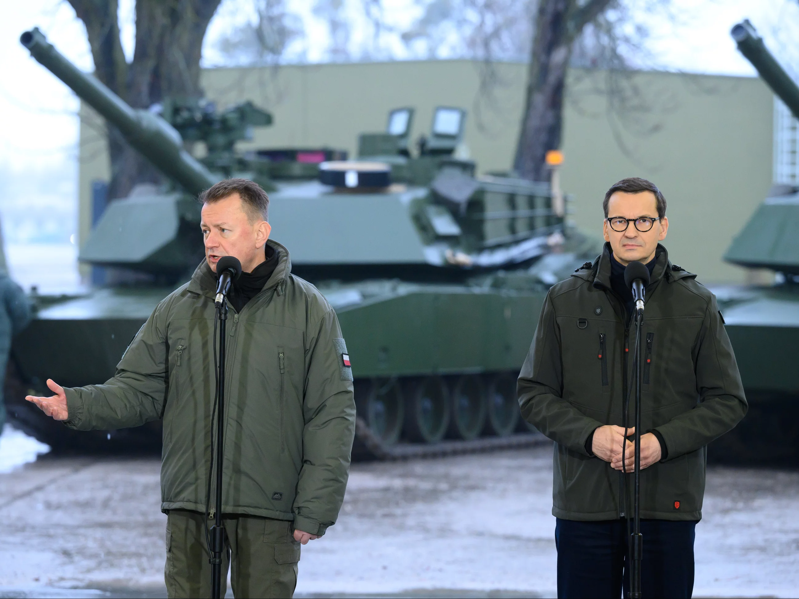 Szef MON Mariusz Błaszczak i premier Mateusz Morawiecki