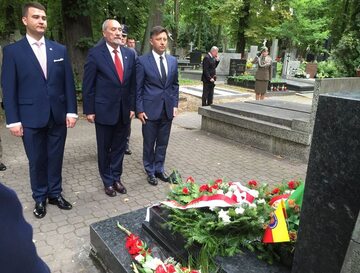 Szef MON Antoni Macierewicz podczas składania kwiatów na grobach żołnierzy Ukraińskiej Republiki Ludowej