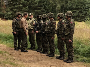 Szef MON i żołnierze na polsko-białoruskiej granicy